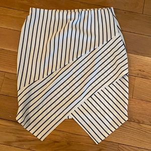 Trendy wrap skirt with flattering pattern detail